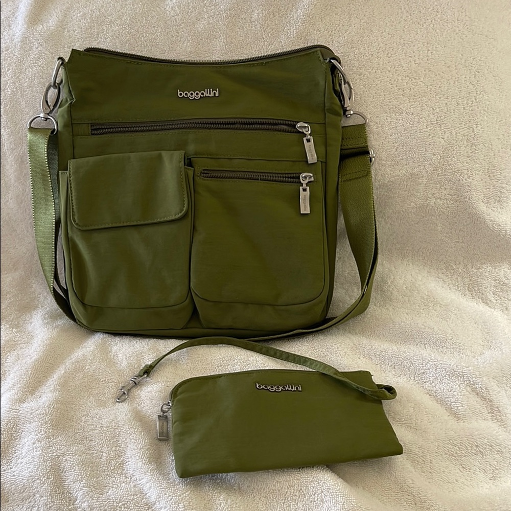 Baggallini Everywhere Slim crossbody w/ rfid wristlet